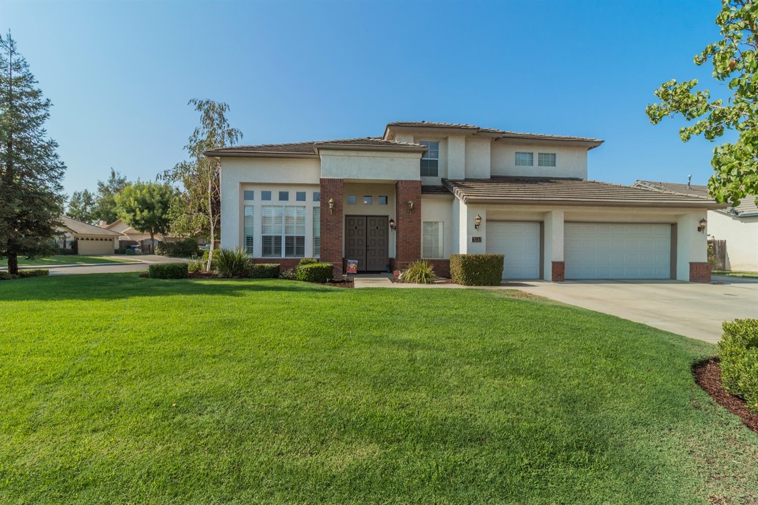 693 East Muir Avenue Reedley, CA 93654 - Photo 2 of 38 Gallery Image 2