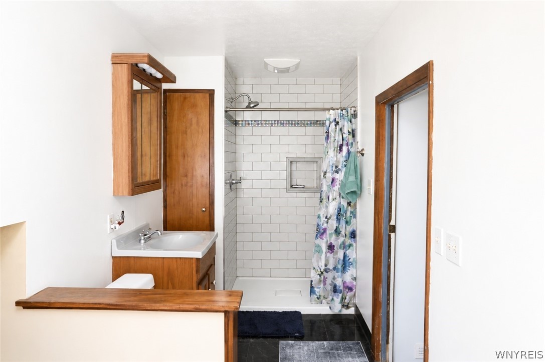 43 Hill Road Parma, NY 14468 - Photo 19 of 31 En Suite Bathroom