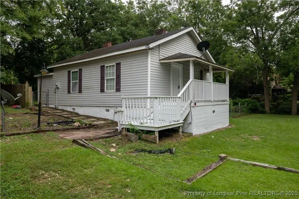 a view of a house with a backyard