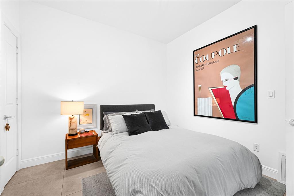 315 Northeast 3rd Avenue, Unit 1008 Fort Lauderdale, FL 33301 - Photo 15 of 52 a bedroom with a large bed and a painting on the wall