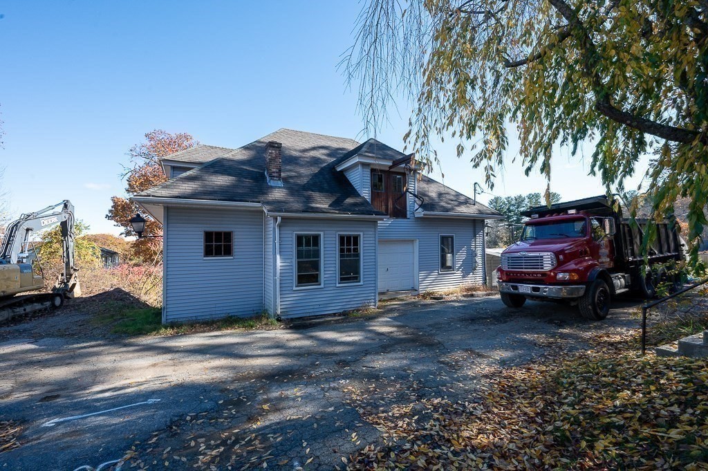 24 Second Street Worcester, MA 01602 - Photo 3 of 42 a house view with a sitting space