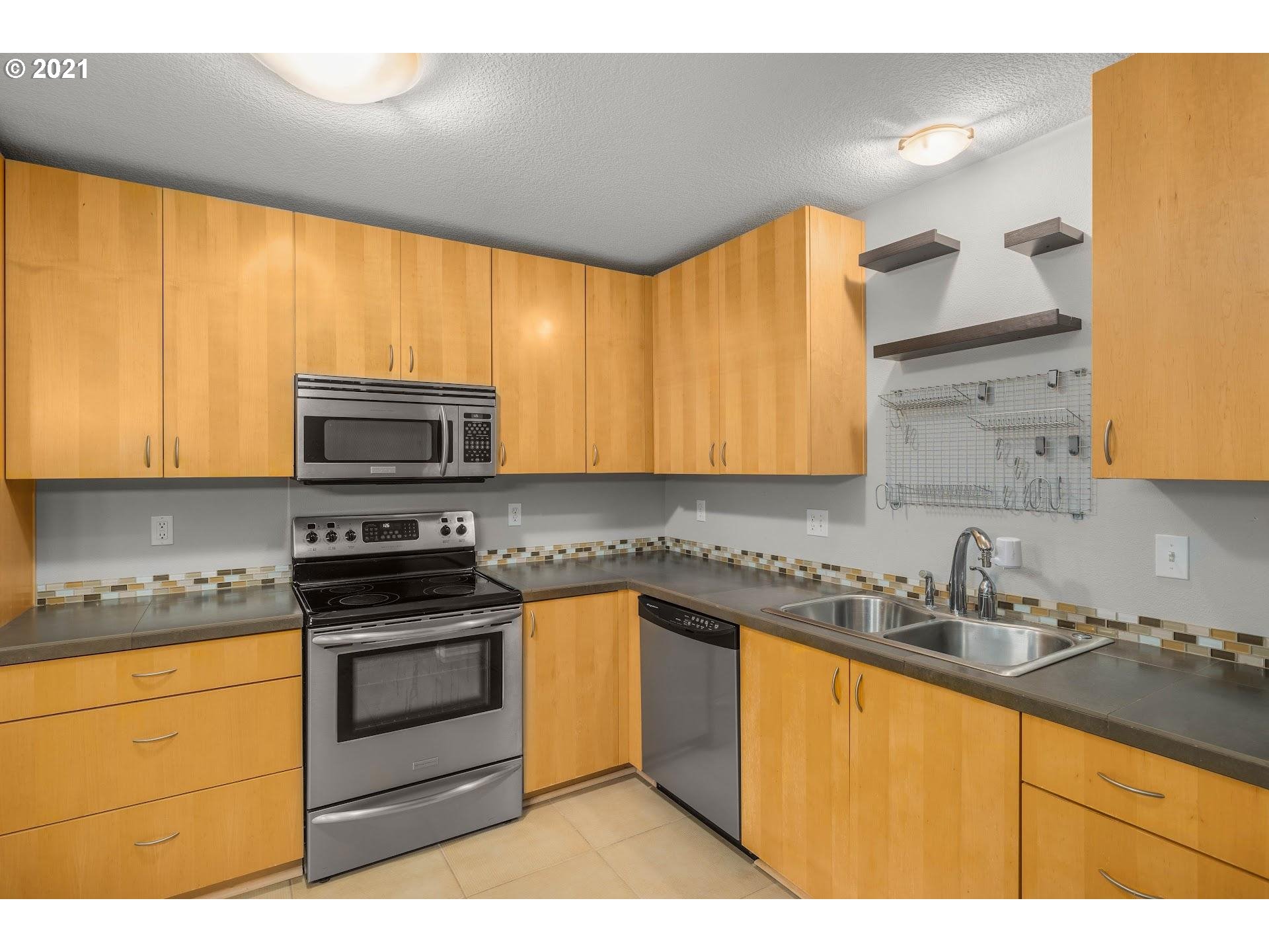 200 Southwest Burnham Road, Unit 203 Lake Oswego, OR 97034 - Photo 11 of 32 Gallery Image 11
