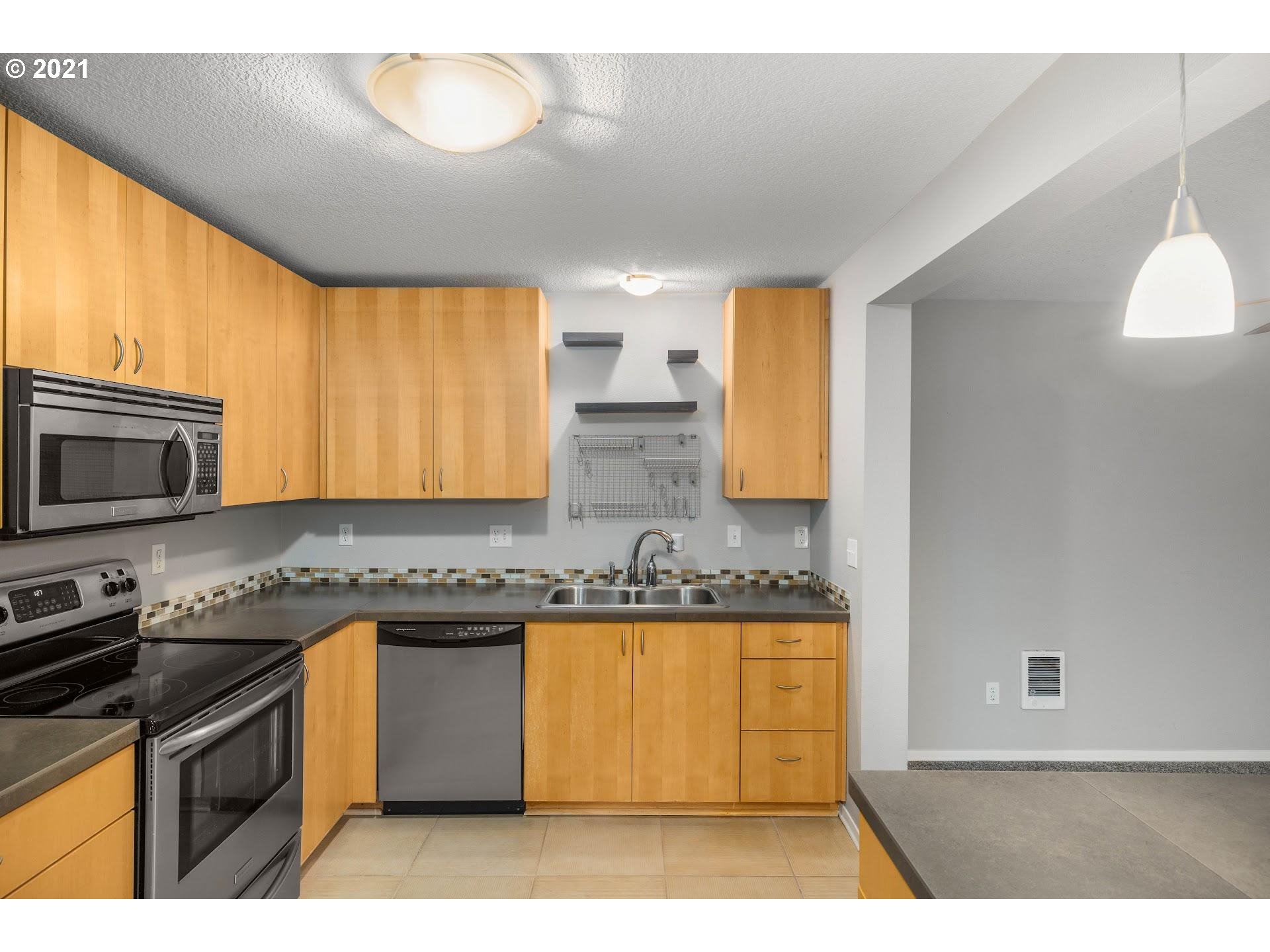 200 Southwest Burnham Road, Unit 203 Lake Oswego, OR 97034 - Photo 13 of 32 Gallery Image 13