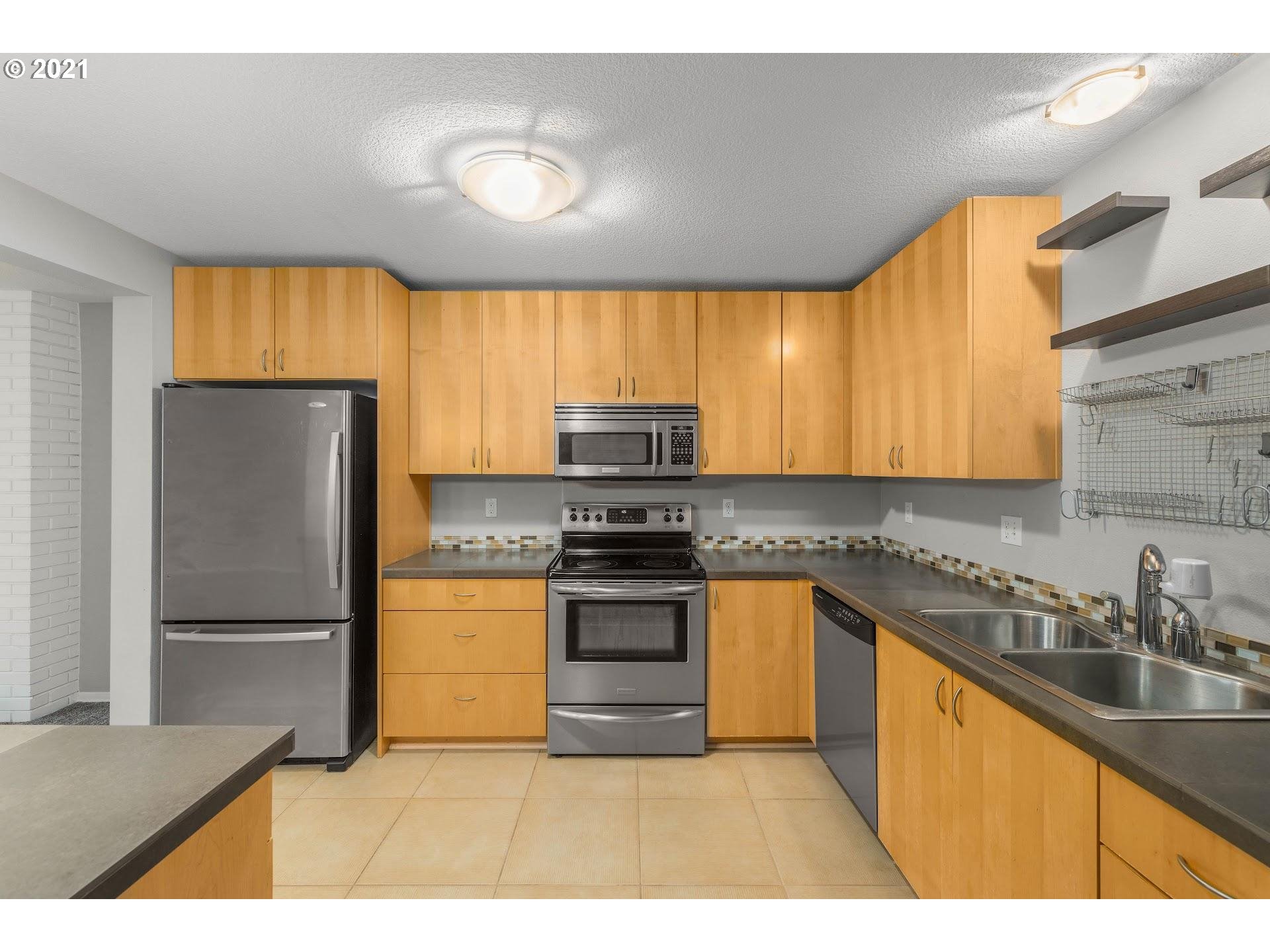 200 Southwest Burnham Road, Unit 203 Lake Oswego, OR 97034 - Photo 9 of 32 Gallery Image 9