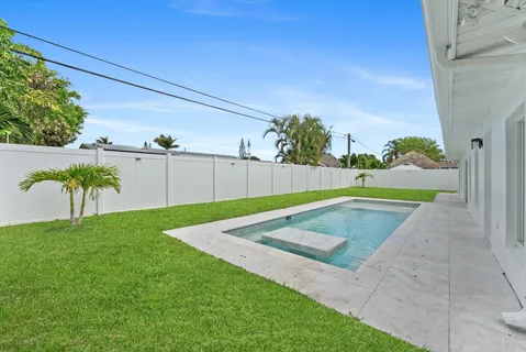 a view of a backyard