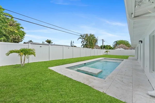 a view of a backyard