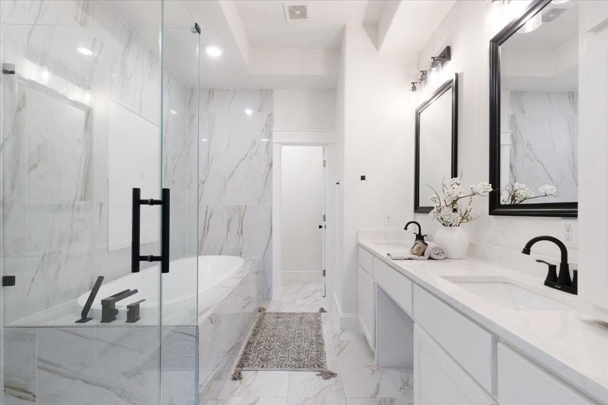 6725 St Augustine Street Houston, TX 77021 - Photo 16 of 27 Primary Ensuite Bathroom