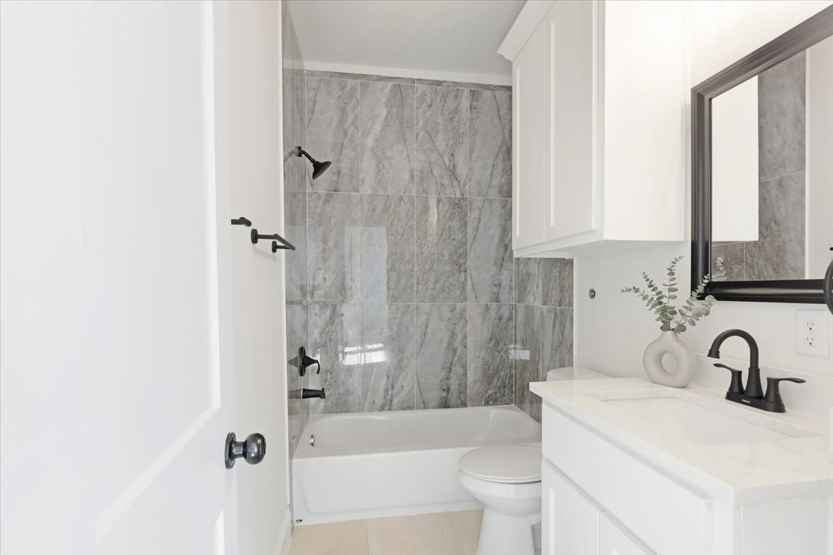 6725 St Augustine Street Houston, TX 77021 - Photo 20 of 27 3rd Bedroom Ensuite Bedroom