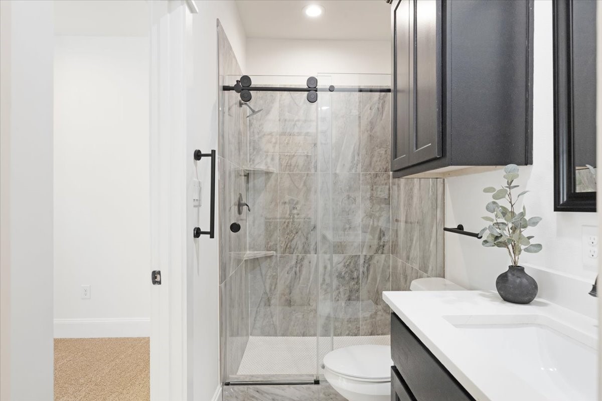 6725 St Augustine Street Houston, TX 77021 - Photo 23 of 27 1st Floor Bedroom Ensuite Bathroom