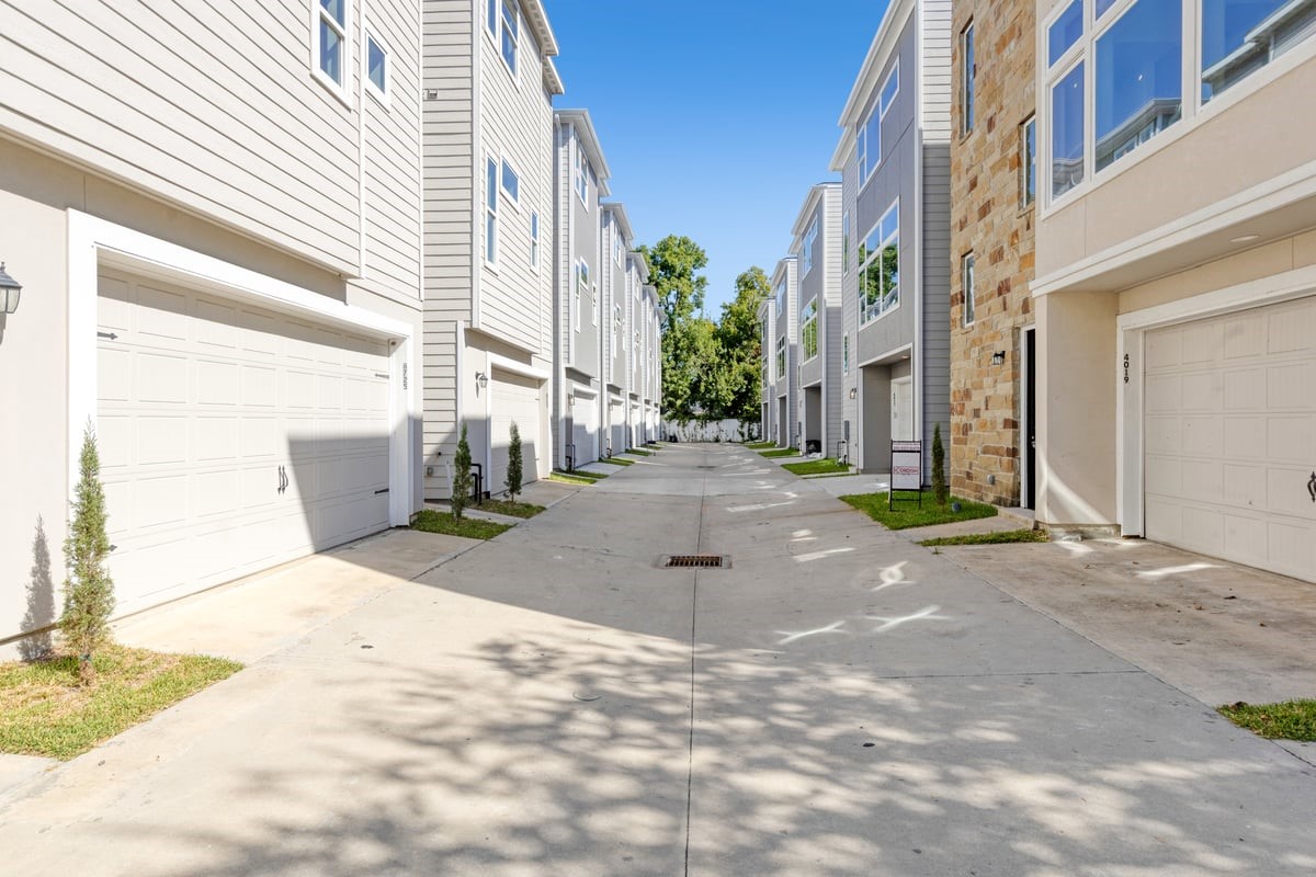 6725 St Augustine Street Houston, TX 77021 - Photo 26 of 27 Gated Shared Driveway