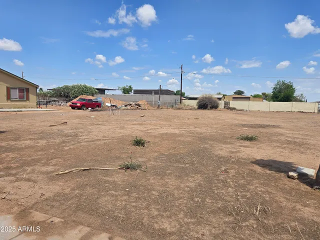 a view of a parking area