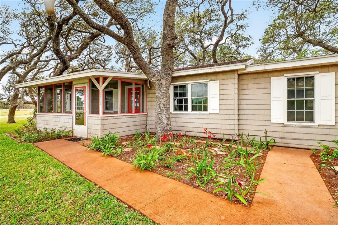 1521 South Mathis Street Rockport, TX 78382 - Photo 3 of 40