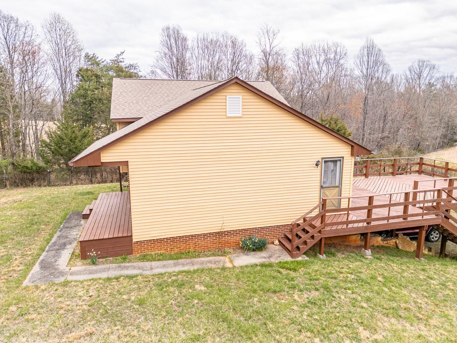 182 Buffalo Ridge Road Amherst, VA 24521 - Photo 36 of 57 a view of a backyard with sitting area