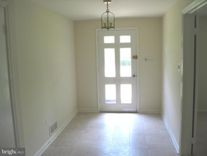 8209 Beech Tree Road Bethesda, MD 20817 - Photo 3 of 20 Entrance / Foyer