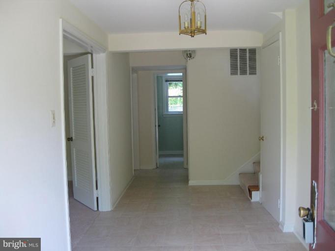 8209 Beech Tree Road Bethesda, MD 20817 - Photo 4 of 20 Entrance & foyer