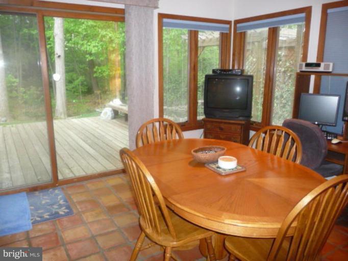5956 Hall Street Springfield, VA 22152 - Photo 15 of 25 Breakfast Area