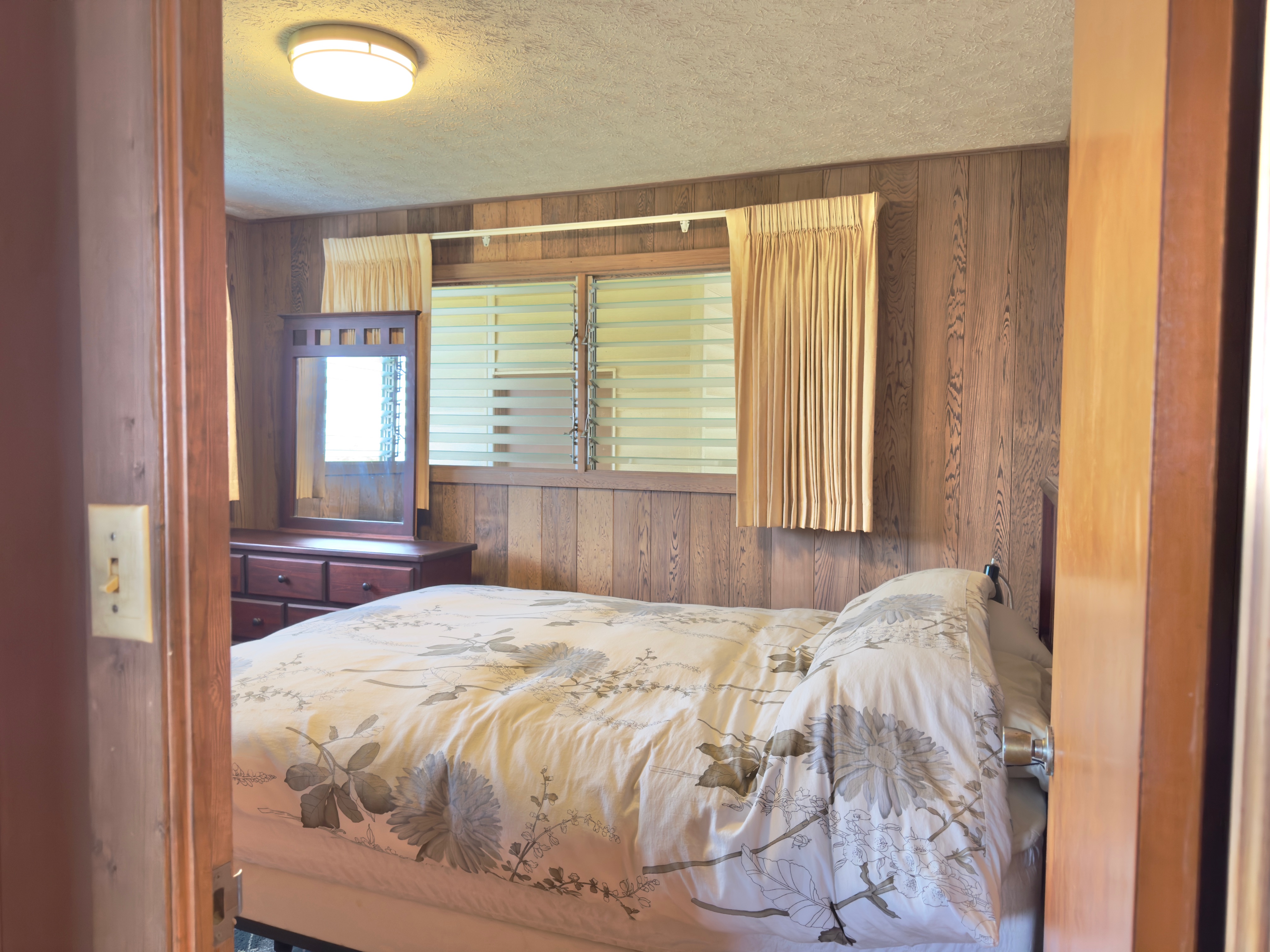 82-1091 Kinue Road Captain Cook, HI 96704 - Photo 11 of 28 a bedroom with a bed and a window