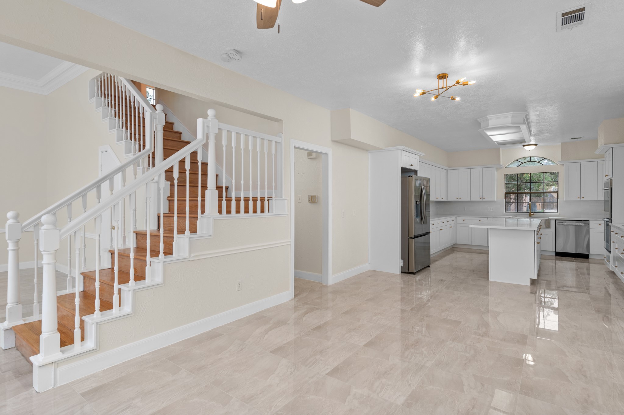 17402 Wilton Park Court Spring, TX 77379 - Photo 26 of 50 a view of a livingroom with a kitchen