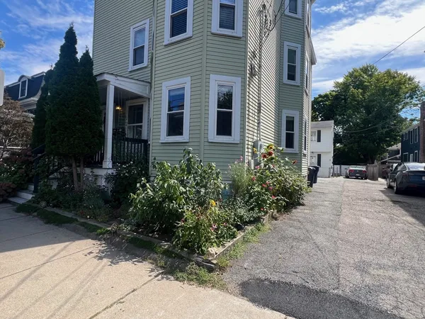 $4,800 | 18 Rice Street, Unit 1, Cambridge, MA 02140