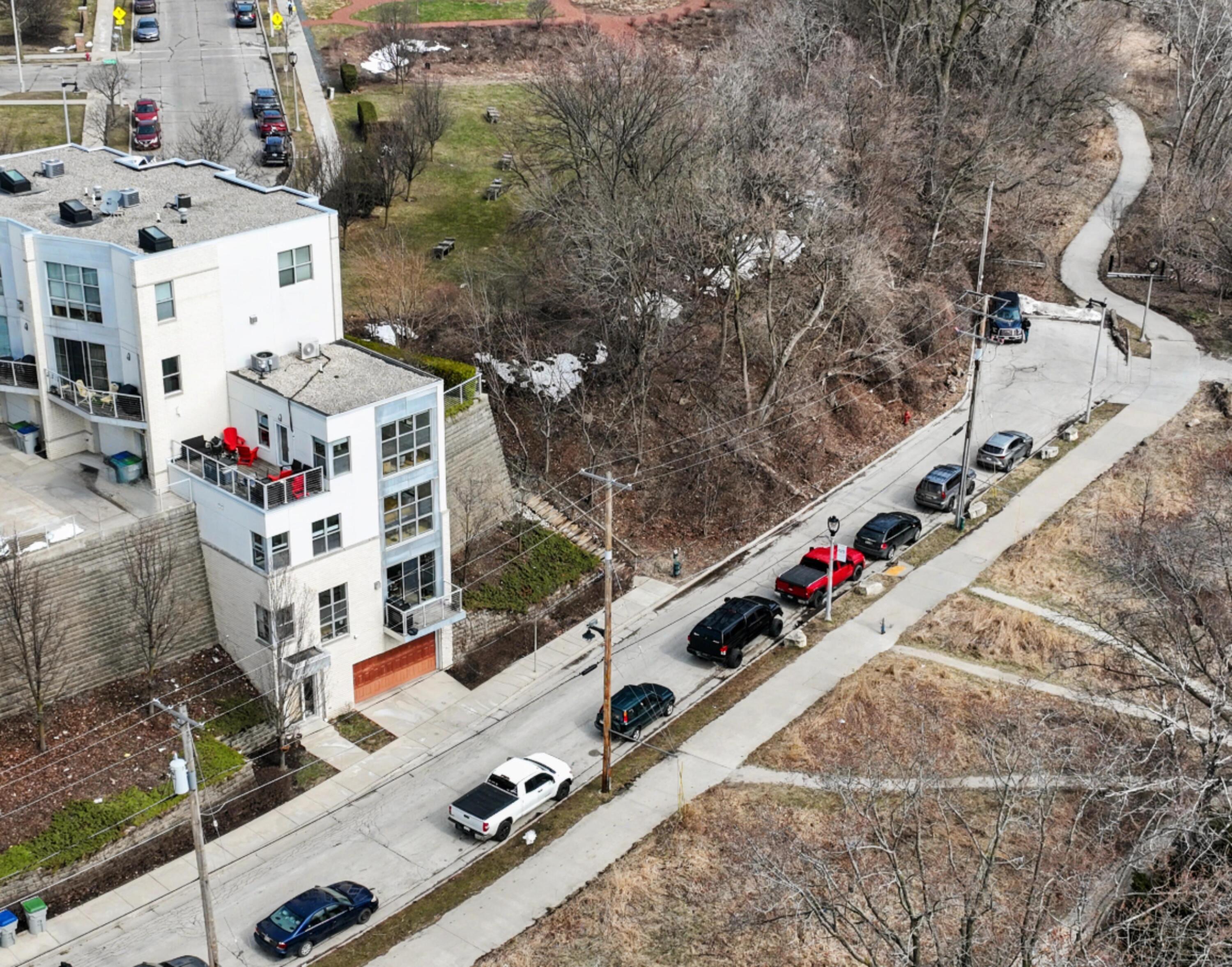 Riverboat Road Exterior