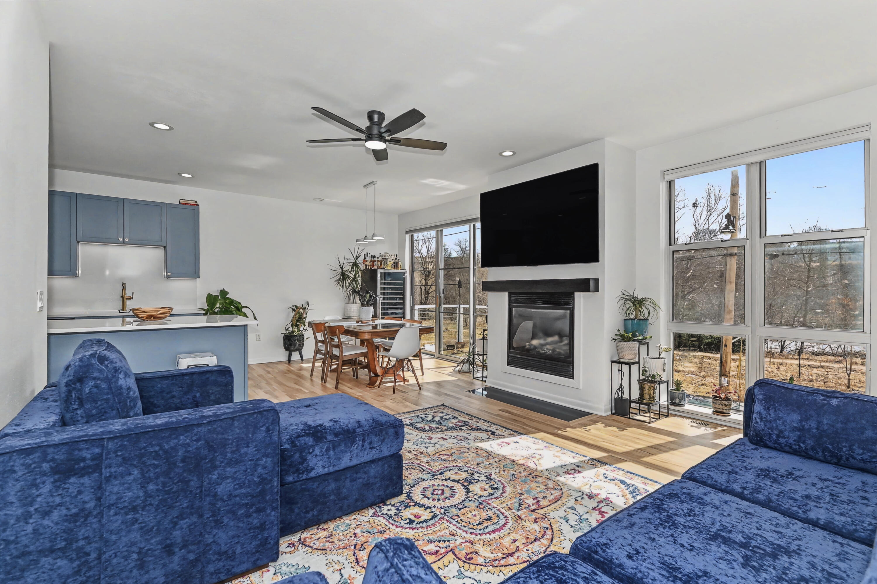 2175 North Riverboat Road Milwaukee, WI 53212 - Photo 11 of 50 Living Room