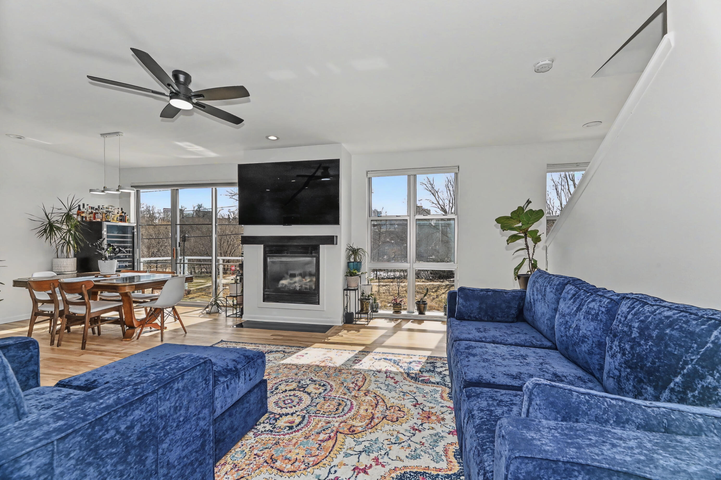 2175 North Riverboat Road Milwaukee, WI 53212 - Photo 12 of 50 Living Room