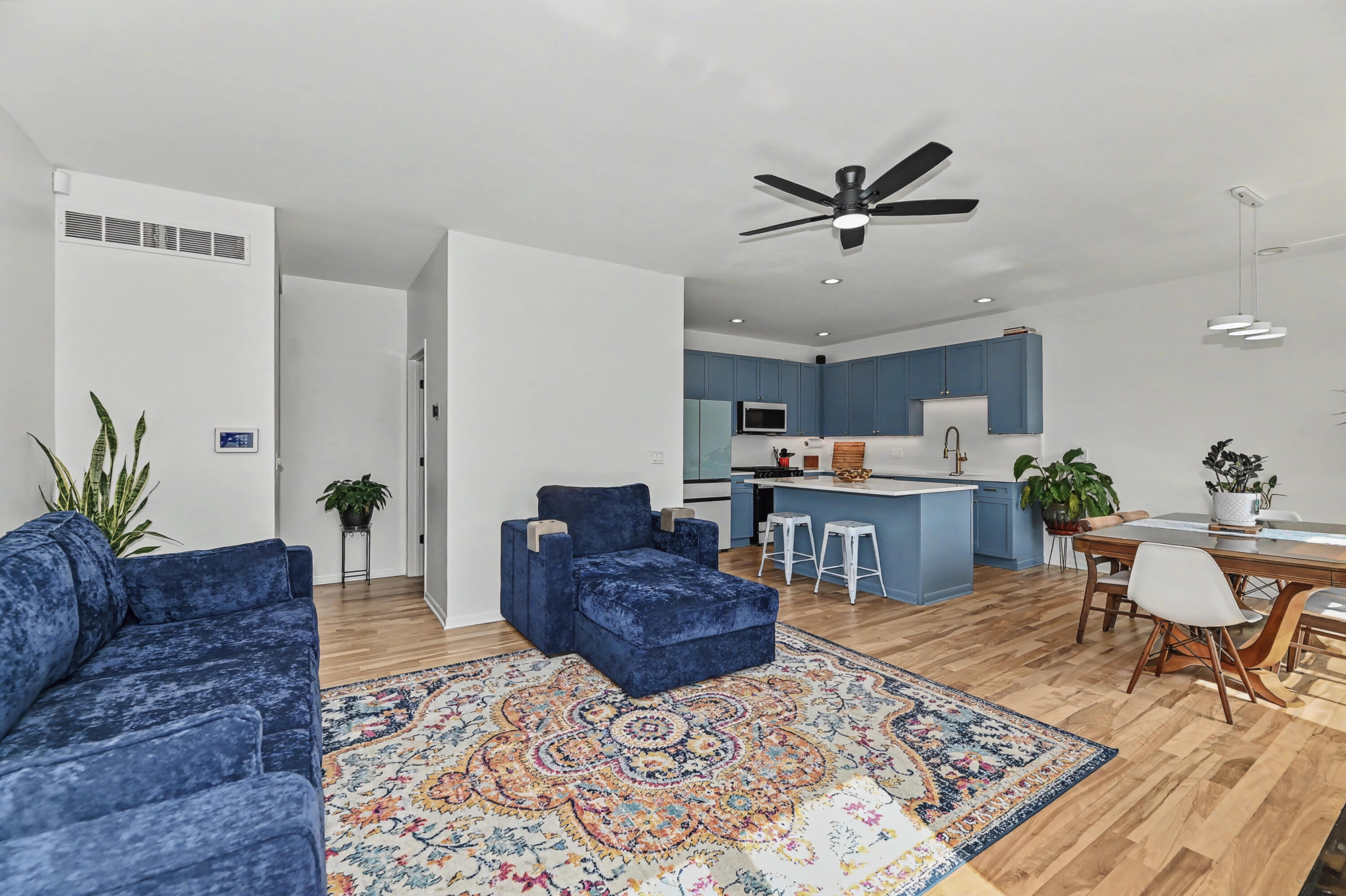 2175 North Riverboat Road Milwaukee, WI 53212 - Photo 13 of 50 Living Room