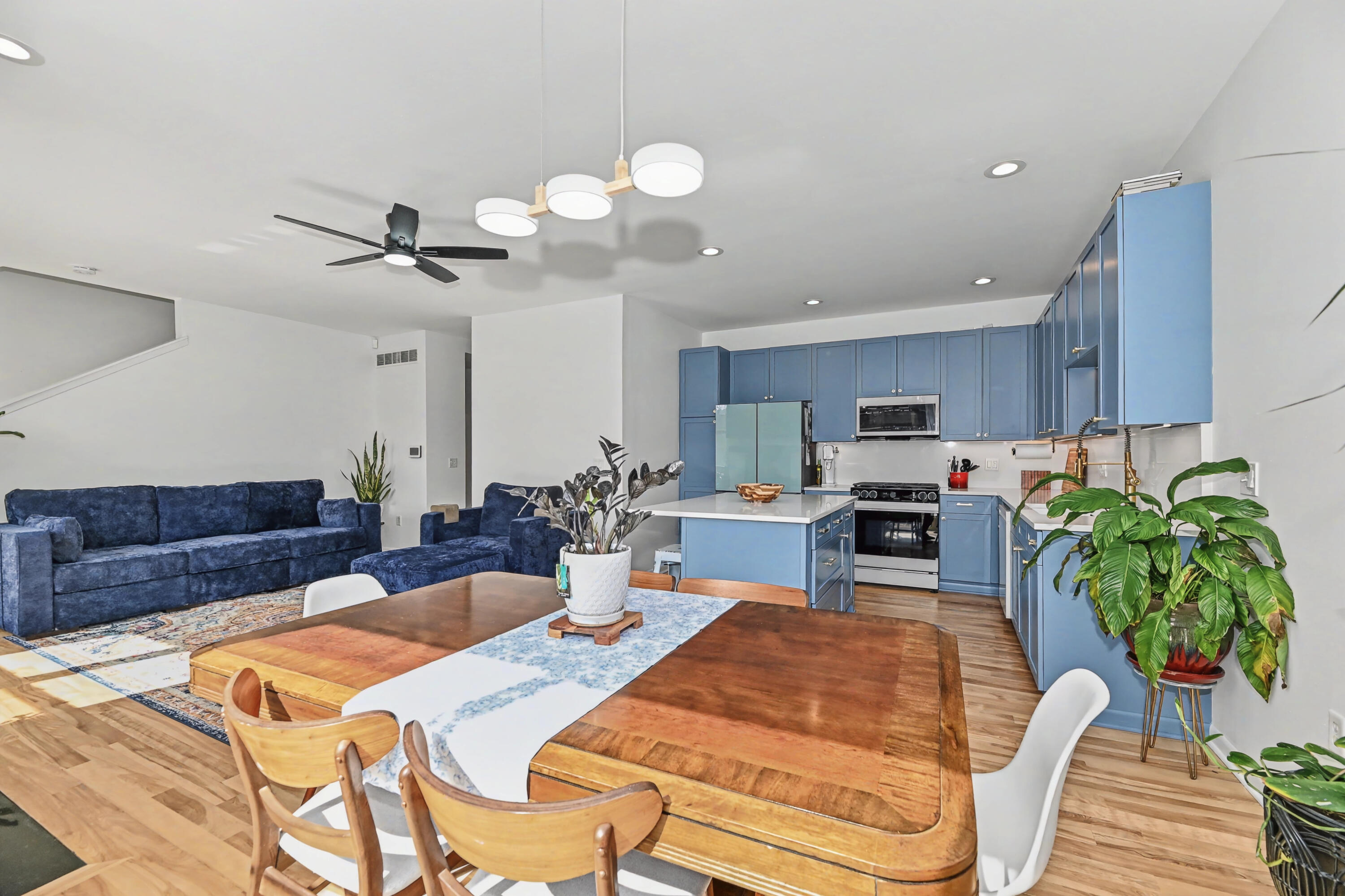 2175 North Riverboat Road Milwaukee, WI 53212 - Photo 20 of 50 Dining Room