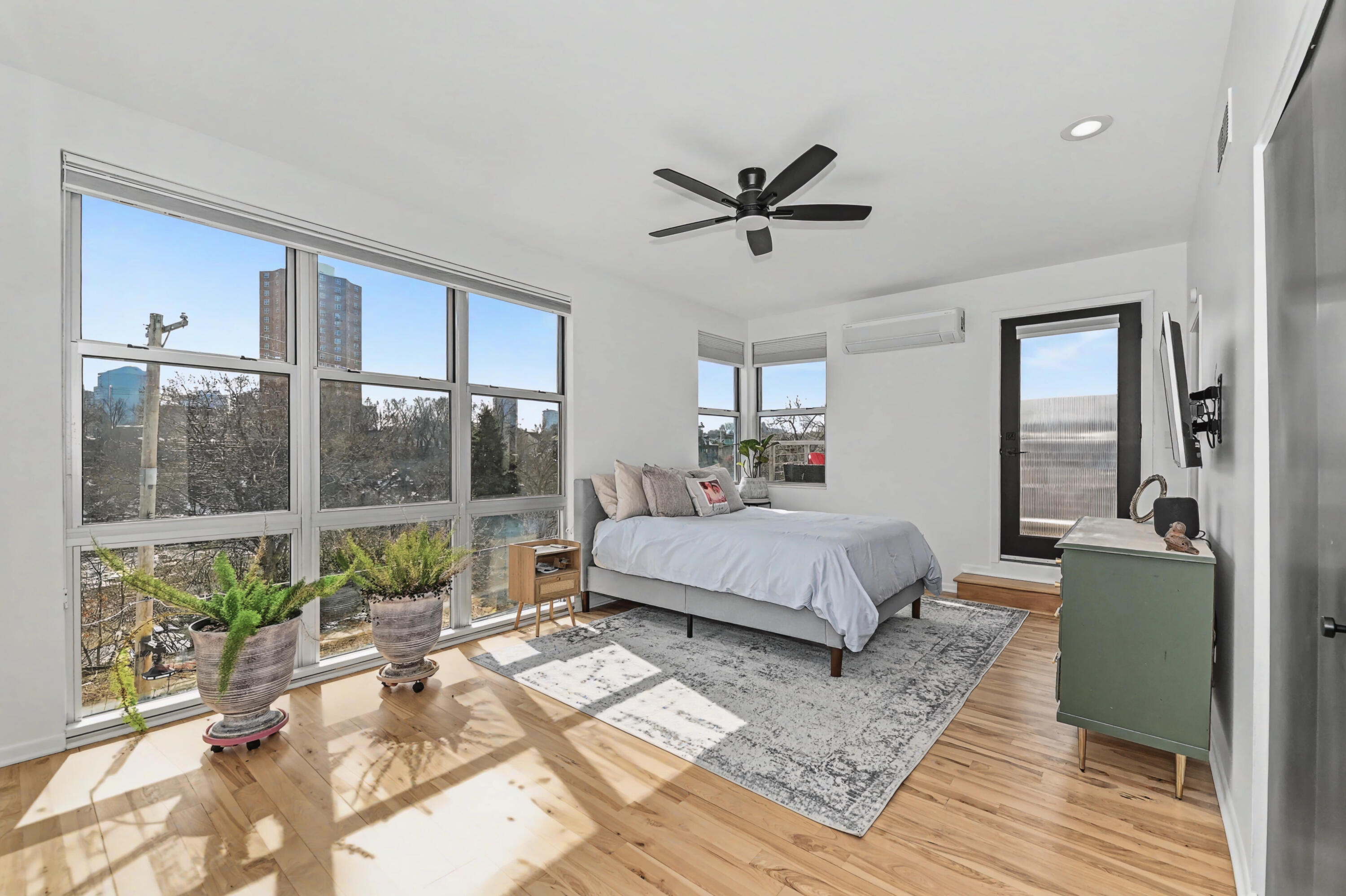 2175 North Riverboat Road Milwaukee, WI 53212 - Photo 35 of 50 2nd Bedroom