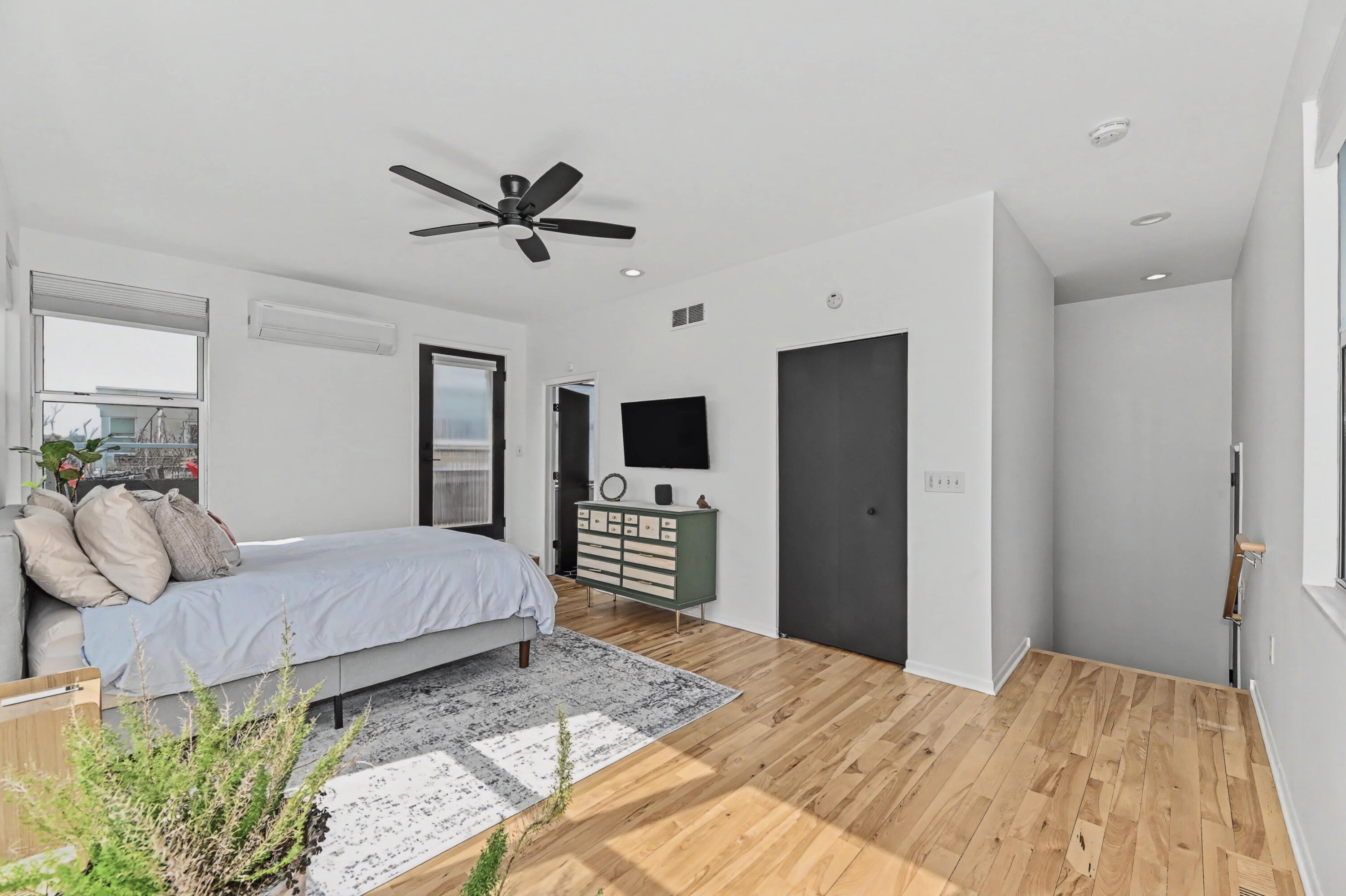 2175 North Riverboat Road Milwaukee, WI 53212 - Photo 36 of 50 2nd Bedroom