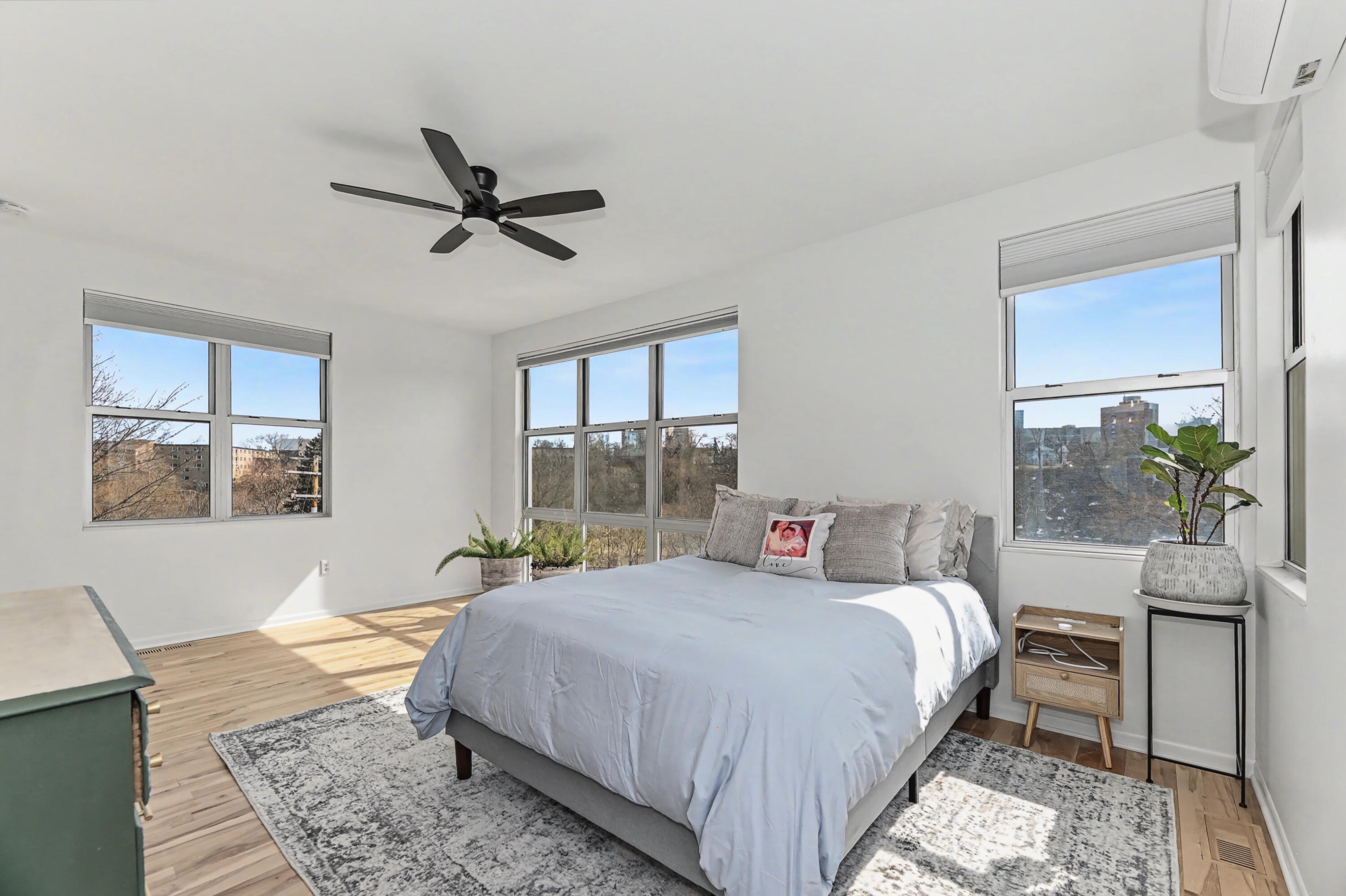 2175 North Riverboat Road Milwaukee, WI 53212 - Photo 38 of 50 2nd Bedroom