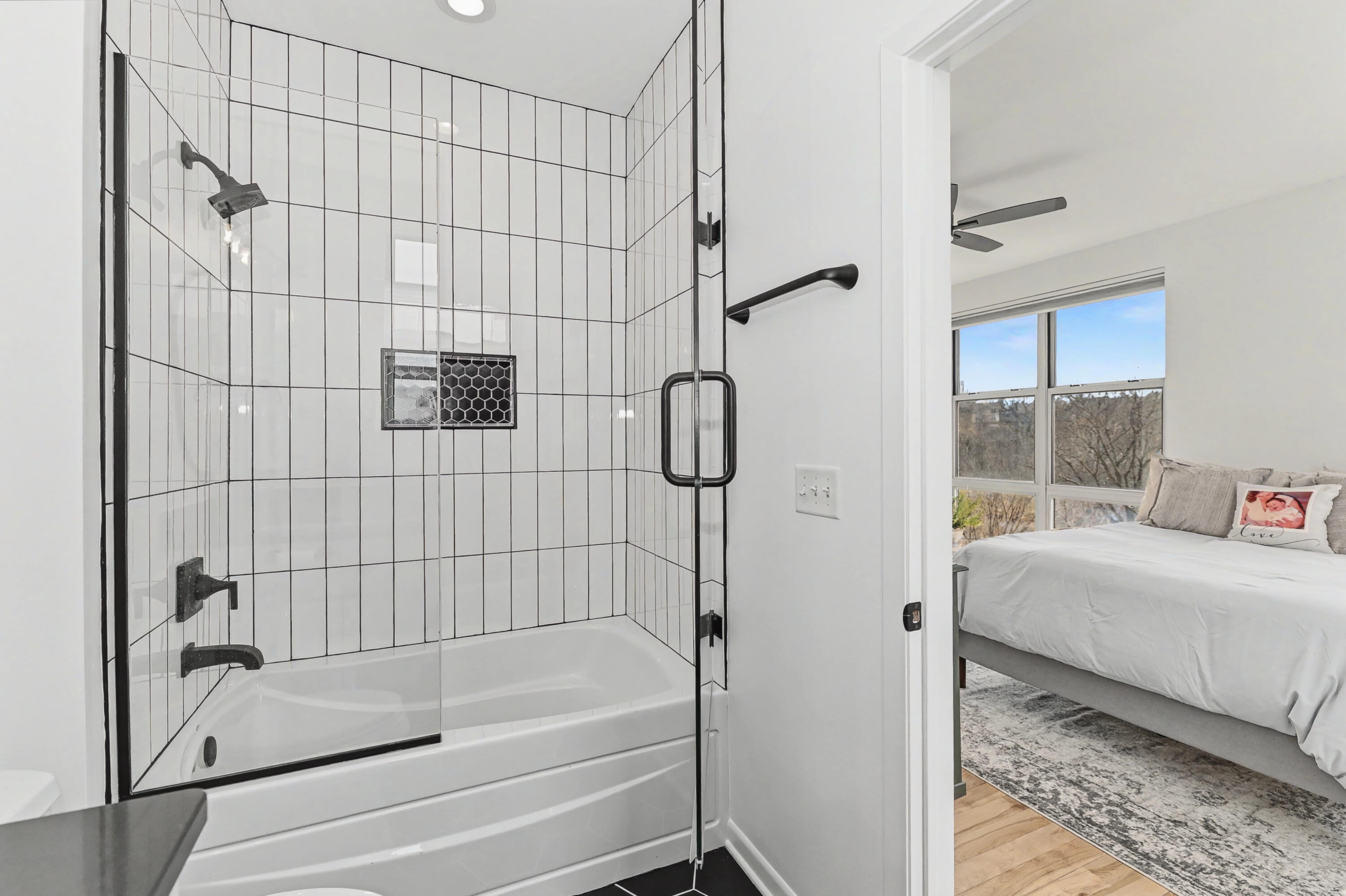 2175 North Riverboat Road Milwaukee, WI 53212 - Photo 40 of 50 New Glass Enclosure/Tile/Floor