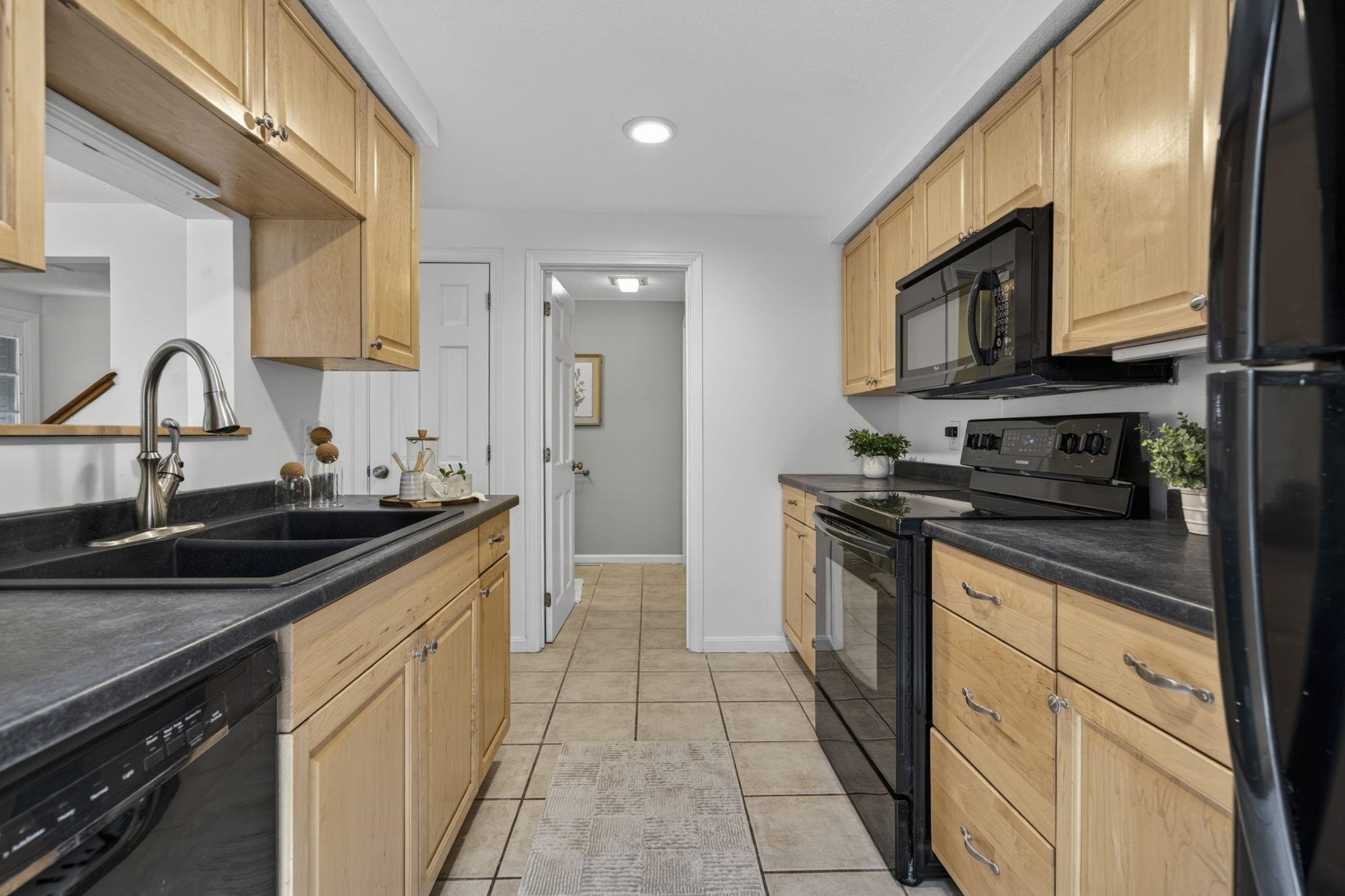 37 Stacey Circle Windham, NH 03087 - Photo 13 of 41