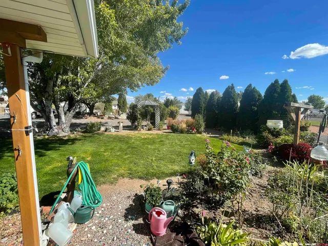 a view of a house with backyard and garden