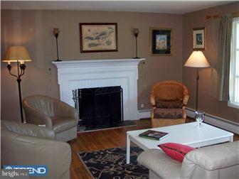7 Chetwynd Road Paoli, PA 19301 - Photo 2 of 12 Living Room