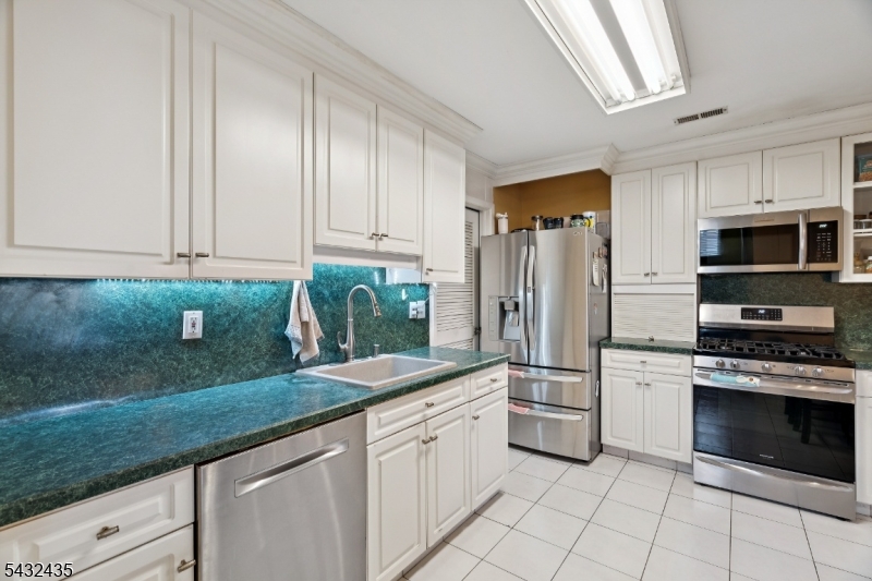 118 Coppertree Court Edison, NJ 08820 - Photo 11 of 38
