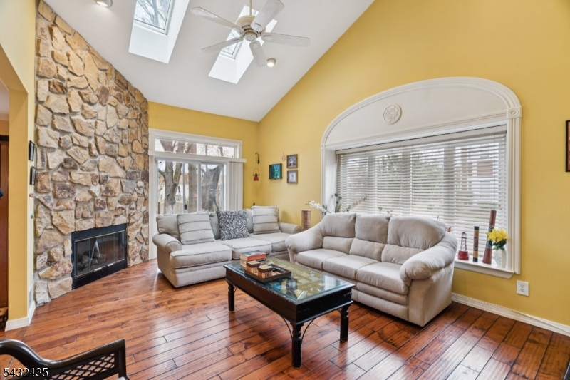 118 Coppertree Court Edison, NJ 08820 - Photo 5 of 38