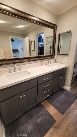 a view of a livingroom with furniture and a ceiling fan