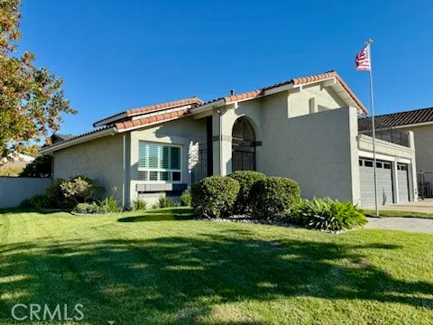 a view of a house with backyard and garden