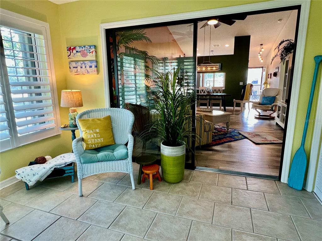 2150 Elm Street, Unit 605 Dunedin, FL 34698 - Photo 41 of 55 a living room with furniture and a potted plant