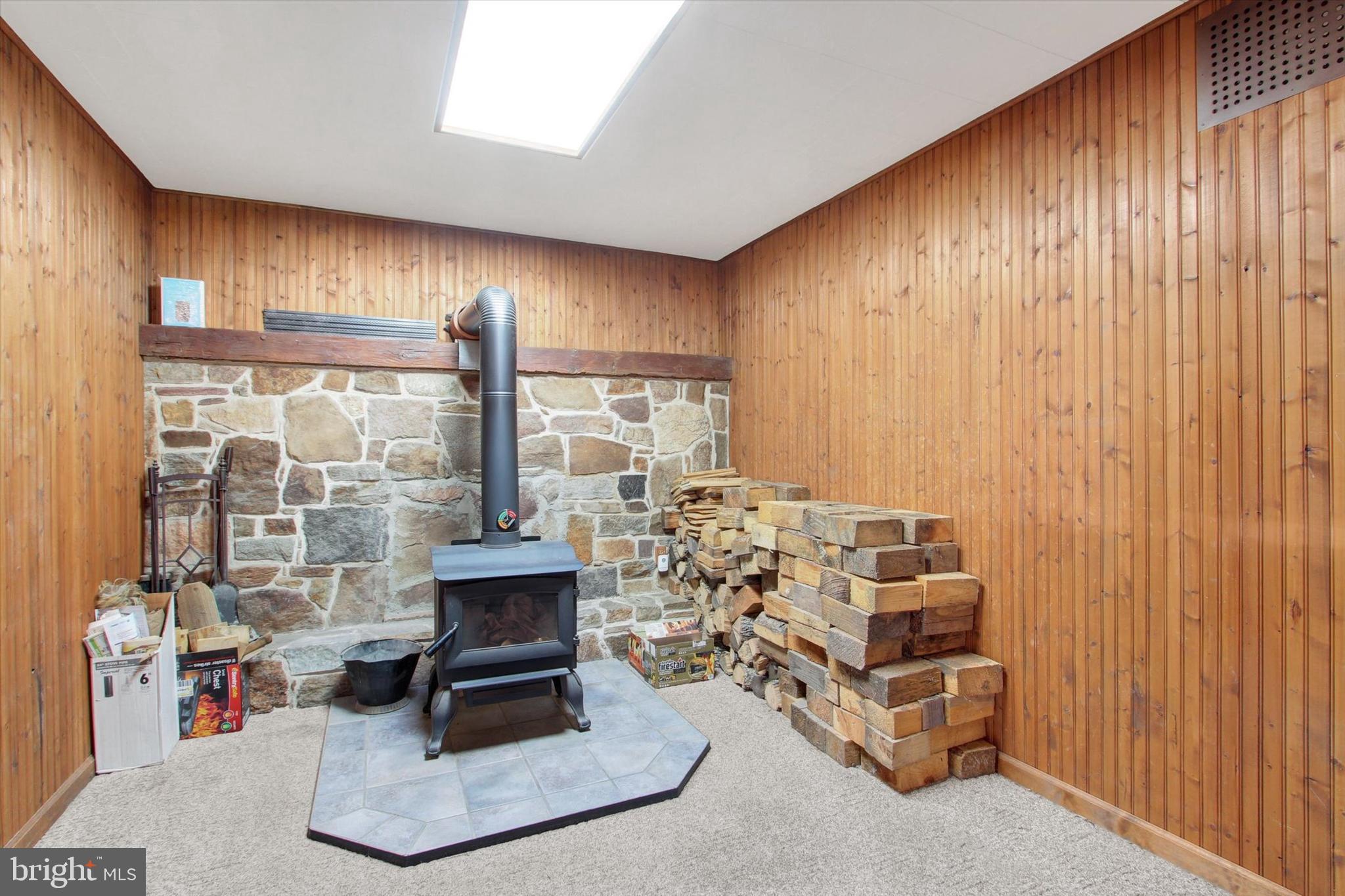 1365 Hanover Road Gettysburg, PA 17325 - Photo 8 of 26 a living room with furniture