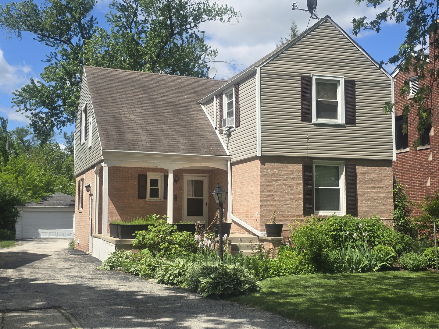 312 Nuttall Road Riverside, IL 60546 - Photo 1 of 35 front view of a house and a yard