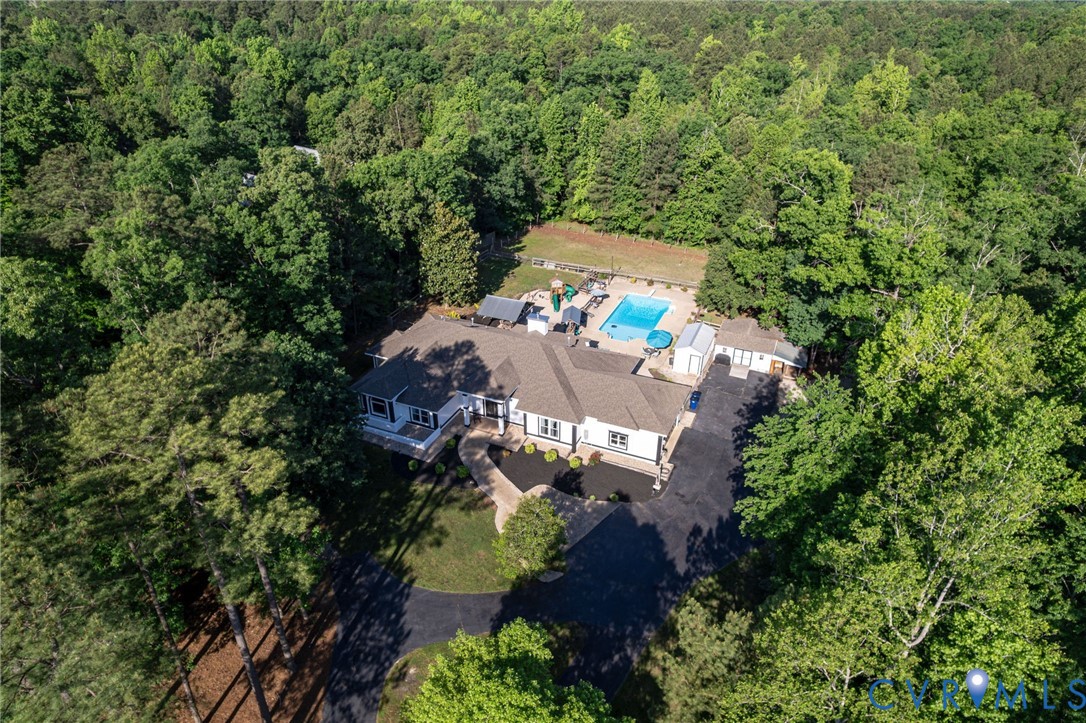 12700 Coalboro Road Chesterfield, VA 23838 - Photo 4 of 50 Expansive property featuring a large residence, da