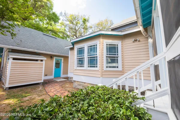 a view of walk in closet with rug