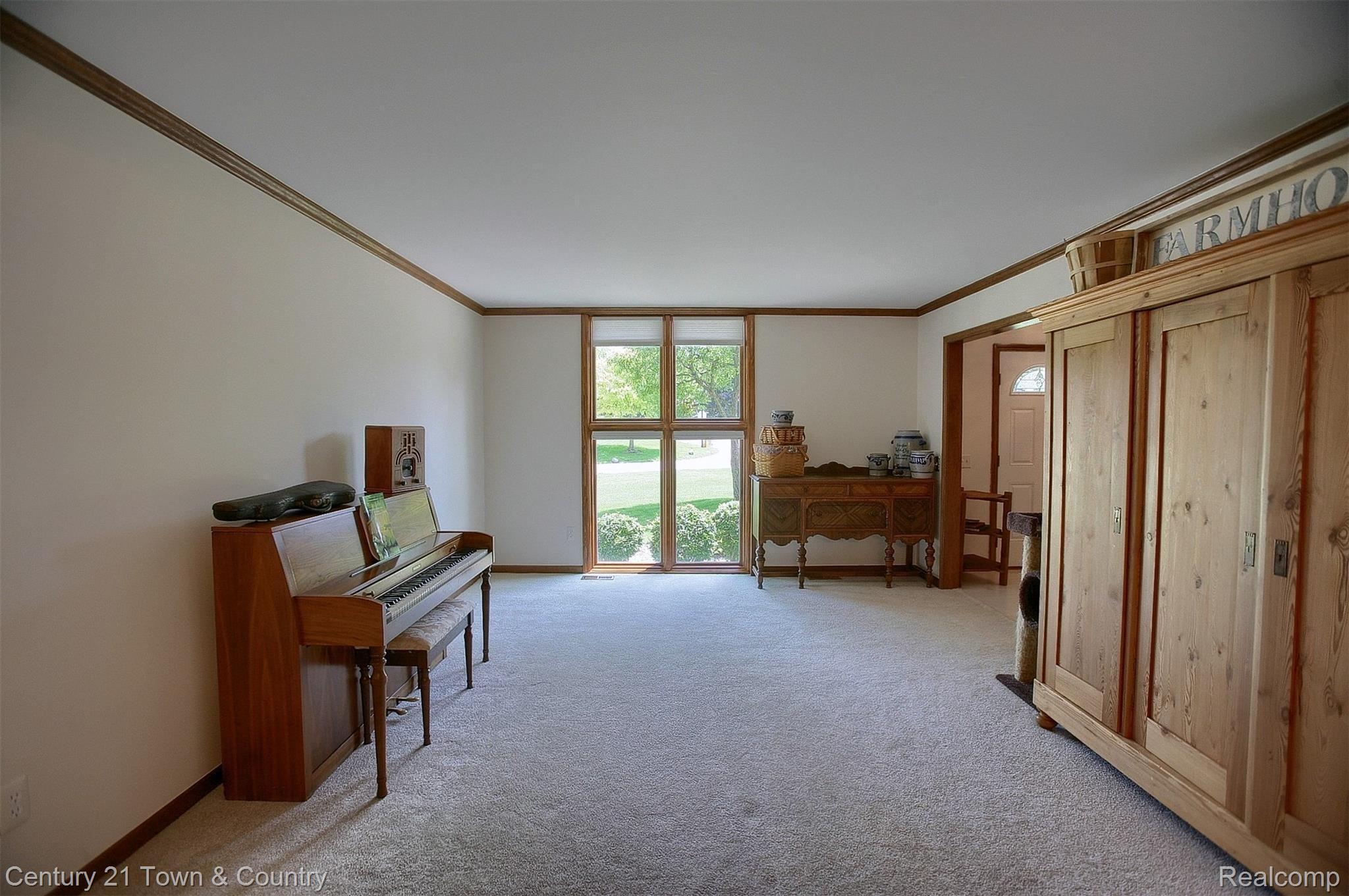 6-Living Room.jpg
