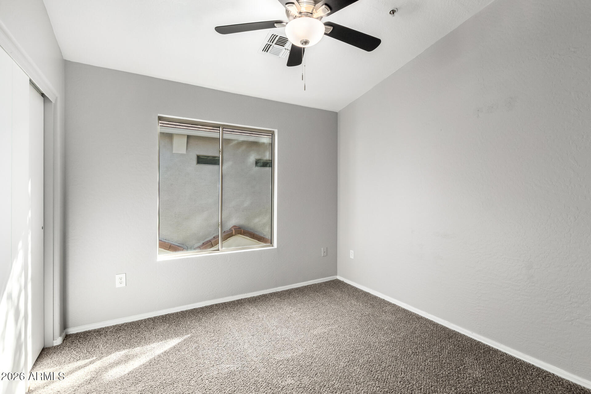 2150 East Bell Road, Unit 1075 Phoenix, AZ 85022 - Photo 25 of 45 a view of a livingroom with a ceiling fan and window