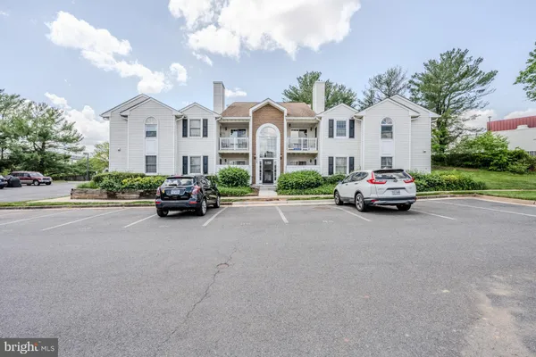 $2,250 | 110 Westwick Court, Unit 2, Sterling, VA 20165