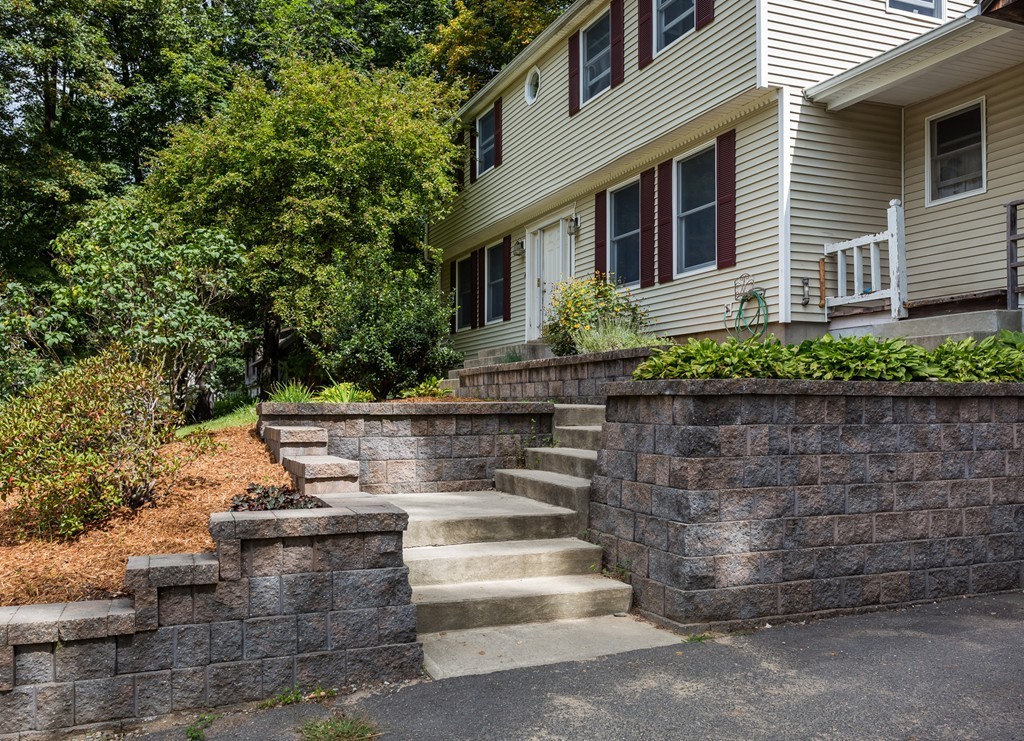 268 Sackett Road Westfield, MA 01085 - Photo 3 of 30 Gallery Image 3