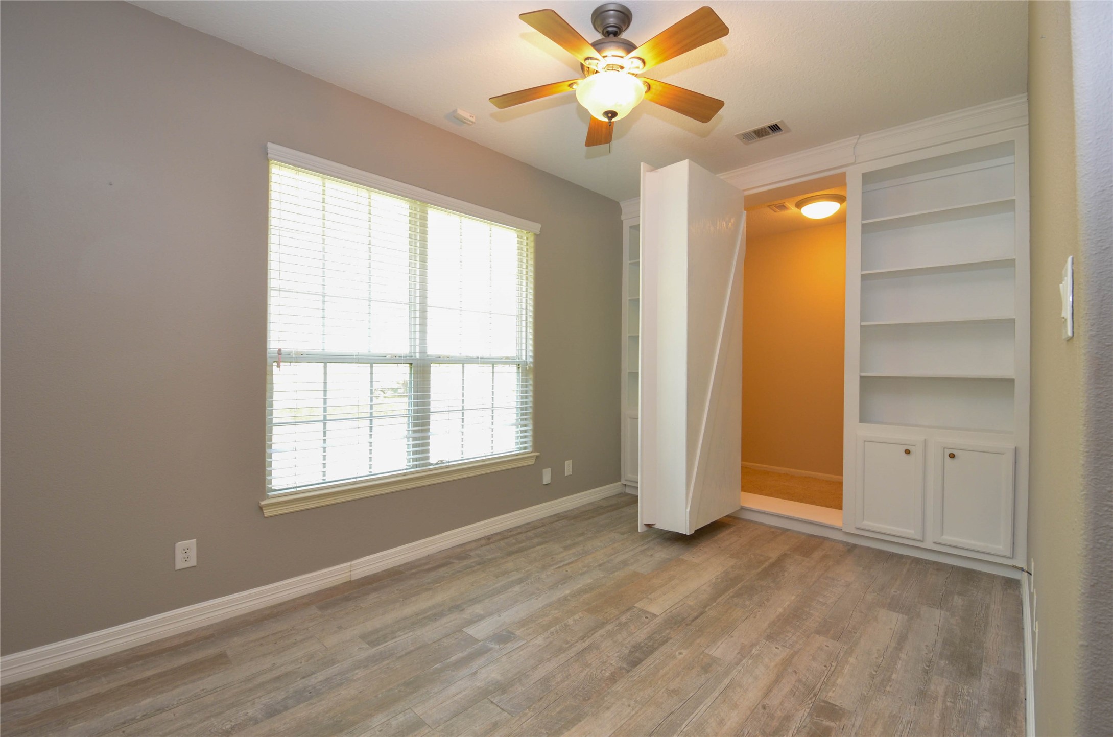 6125 Alleluia Trail Manvel, TX 77578 - Photo 6 of 25 an empty room with windows and closet