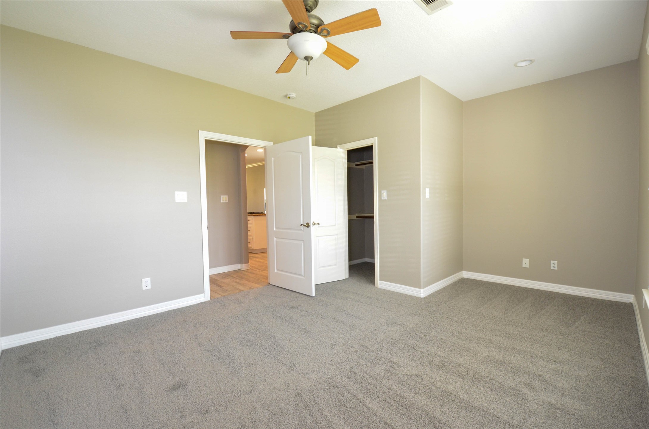 6125 Alleluia Trail Manvel, TX 77578 - Photo 10 of 25 an empty room with closet and a ceiling fan